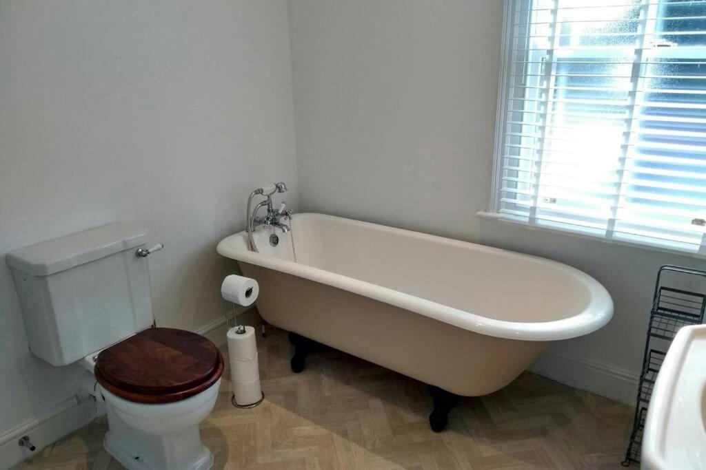 Luxury Townhouse In Town Centre, Views, River Walk, Free Parking Шрусбері Екстер'єр фото